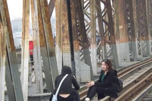 Vui chơi trên cầu Long Biên, giới trẻ hồn nhiên... "dọa" tử thần