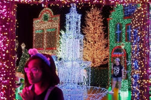 Chùm ảnh quốc tế ấn tượng trong ngày: Thế giới tưng bừng chuẩn bị đón chào Giáng sinh