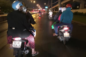 Người Sài Gòn mặc áo ấm, Hà Nội mướt mải vì nóng 41 độ C