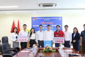 Lễ phát động quyên góp ủng hộ đồng bào các tỉnh miền Trung bị thiệt hại do mưa lũ