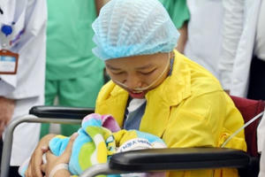 Sản phụ ung thư giai đoạn cuối lần đầu được ôm con Sản phụ ung thư giai đoạn cuối lần đầu được ôm con