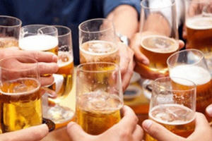 Phạt “sếp” để nhân viên uống rượu, bia trong giờ làm việc: Ai giám sát, ai phạt???