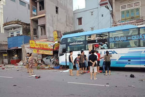 Nam Định: Người phụ nữ đi xe đạp điện bị xe khách cán tử vong