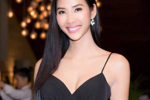 Á hậu Hoàng Thùy dịu dàng nữ tính tham dự sự kiện sau màn hóa thân Cinderella đầy ấn tượng