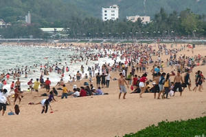 Thiên đường du lịch Bình Định kín người dịp lễ, tỉnh cấm "chặt chém" khách