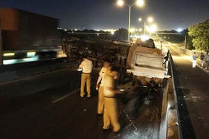 Lật xe tải trên cầu Phú Mỹ, giao thông cả khu vực bị tê liệt nhiều giờ Lật xe tải trên cầu Phú Mỹ, giao thông cả khu vực bị tê liệt nhiều giờ