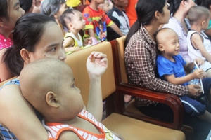 Những em bé ung thư mang chai dịch truyền đón Tết thiếu nhi