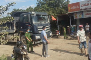 Bình Phước: Người dân ngăn xe từ mỏ đá của Công ty Hùng Vương vì lo hỏng đường