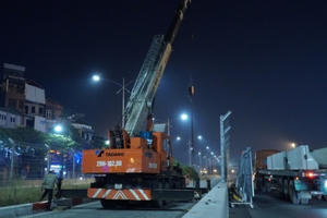 Hà Nội: Công nhân xuyên đêm tháo dỡ hàng rào đường đua F1