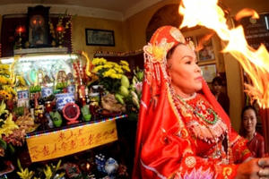 'Kinh đô thời trang' của giới hầu đồng