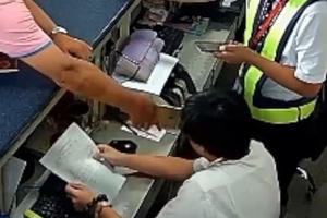 [Clip]: Hành khách dùng iPhone đập thẳng mặt nhân viên sân bay vì bị trễ chuyến