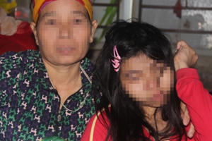 Mẹ chết lặng nghe con gái bị bại liệt khóc nức nở kể lại việc bị hiếp dâm trong đêm