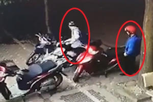 Video: Hai tên trộm phối hợp “chôm” liền lúc hai chiếc xe máy trong tích tắc