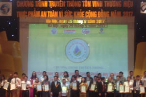 Tôn vinh các doanh nghiệp đạt tiêu chí trong chương trình "Thương hiệu thực phẩm an toàn vì sức khỏe cộng đồng năm 2017" Tôn vinh các doanh nghiệp đạt tiêu chí trong chương trình "Thương hiệu thực phẩm an toàn vì sức khỏe cộng đồng năm 2017"