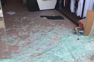 Thanh Hóa: Tiệm bán quần áo bị vỡ tan cửa kính sau tiếng nổ lớn
