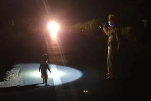 Tổ công tác CSGT “phát hoảng” khi thấy bé gái 2 tuổi chơi giữa đường trong đêm tối