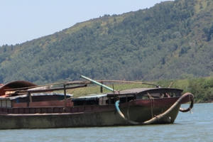 Tìm thấy thi thể hai nữ sinh lớp 8 cùng nhau ra sông Lam tự vẫn