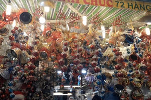 Phố Hàng Mã nhộn nhịp trước ngày lễ Giáng Sinh