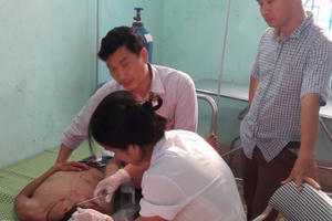 Nghệ An: Ba thanh niên chạy xe máy vào trường đánh thầy giáo, học sinh nhập viện