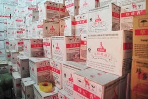 Phát hiện gần 1 tấn bột chiên giòn không nguồn gốc, giả nhãn hiệu