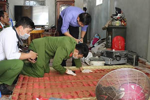 Nghệ An: Nghi vấn chồng cứa cổ vợ tử vong rồi đến công an đầu thú