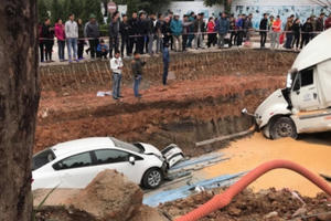 [Clip]: Khoảnh khắc container mất lái lao qua dải phân cách đâm nát 3 xe ô tô con