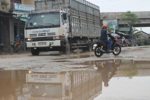 Xe công trình "băm nát" quốc lộ