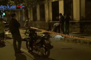 TP HCM: Điều tra nguyên nhân 2 thanh niên chết cạnh xe máy