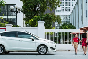 Bí kíp lái ôtô trong phố đông cho chị em