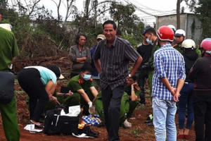 Tá hỏa phát hiện bé sơ sinh tử vong trong thùng rác