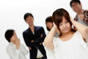 “Ném đá” phụ nữ, chẳng hay ho gì “Ném đá” phụ nữ, chẳng hay ho gì