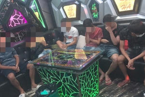 "Đột kích" quán karaoke, phát hiện nhiều nam, nữ thanh niên phê ma túy đá