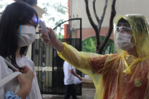 Kỳ thi vào lớp 10 tại Hà Nội: Thí sinh hớt hải, "vượt mưa" tới điểm thi Kỳ thi vào lớp 10 tại Hà Nội: Thí sinh hớt hải, "vượt mưa" tới điểm thi