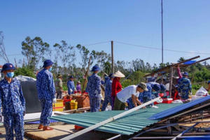 Gần 100 chiến sĩ Bộ Tư lệnh Vùng Cảnh sát biển 2 giúp dân khắc phục thiệt hại bão số 9