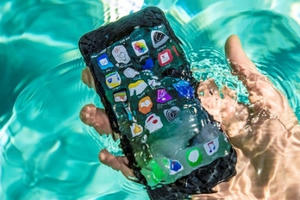 Ngâm iPhone 7 trong nước sôi và Coca lạnh để thử độ bền