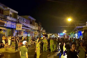 TP HCM: Cháy lớn trong đêm, 1 người chết, 20 người mắc kẹt