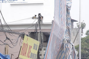 Kỳ lạ ngôi nhà 4 tầng “ôm” trọn cột điện vào trong