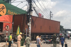 Container mất lái, tông loạt cửa hàng bên đường