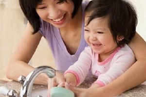 Con trẻ bệnh nhẹ thành nặng vì sai lầm của người lớn