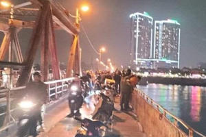 Nghi vấn thai phụ bỏ lại xe máy nhảy cầu Long Biên tự vẫn