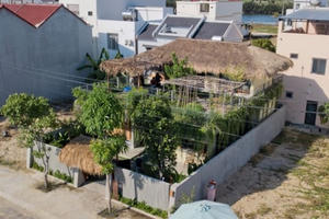 Ngôi nhà lợp mái rơm nhưng bên trong lại vô cùng hiện đại ở Hội An