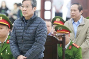 “Dân còn khó khăn sao nhiều cán bộ sống xa hoa thế!”