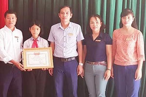 Nữ sinh nghèo trả lại 30 triệu đồng nhặt được trên đường đi học về