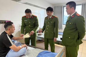 Bắt giữ đối tượng hất xăng vào người rồi bật lửa đốt khiến 1 chiến sỹ Công an bị thương