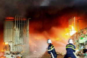 Lửa bao trùm bãi tập kết phế liệu ở Nghệ An tạo nên cột khói đen khổng lồ