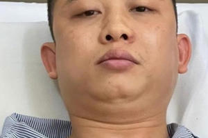 Mâu thuẫn chuyện tiền bạc, vác dao đâm hàng xóm tử vong