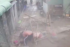 TP HCM: Sập giàn giáo công trình, 3 người bị thương nặng