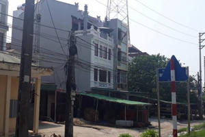 Hàng loạt công trình lấn chiếm hành lang đê điều ở phường Thụy Phương