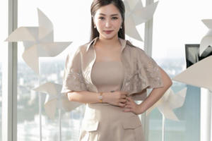 Hương Tràm khoe đồng hồ và bộ trang sức tiền tỉ tại show diễn NTK Chung Thanh Phong Hương Tràm khoe đồng hồ và bộ trang sức tiền tỉ tại show diễn NTK Chung Thanh Phong