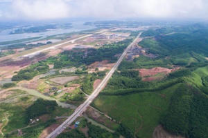 Loạt công ty bất động sản bị ngân hàng siết nợ